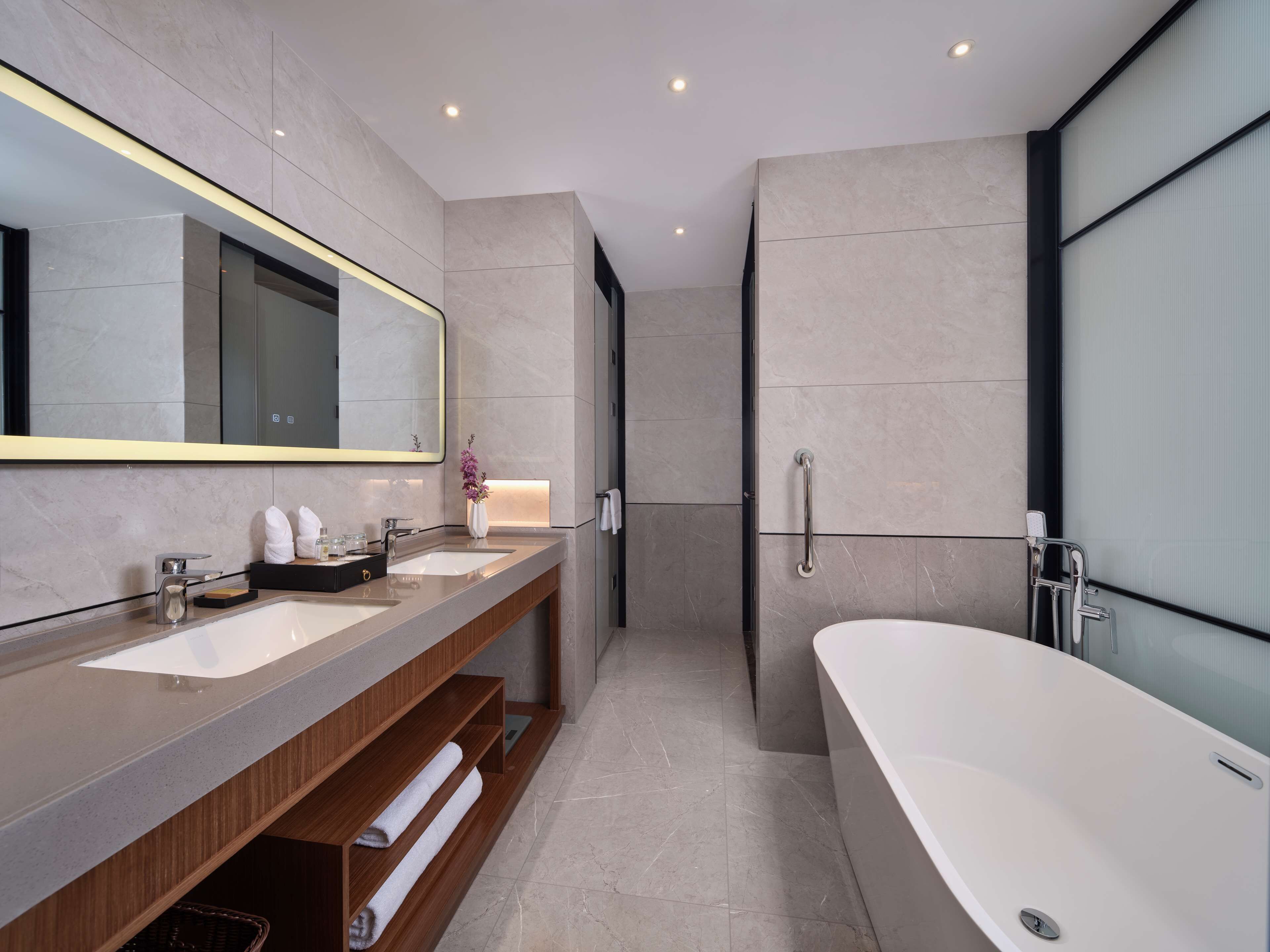 Deluxe Room, 1 King Bed | Bathroom | Free toiletries, hair dryer, slippers, towels
