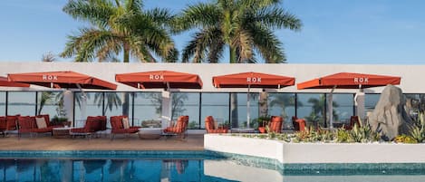 Una piscina al aire libre, cabañas de piscina (de pago), sombrillas