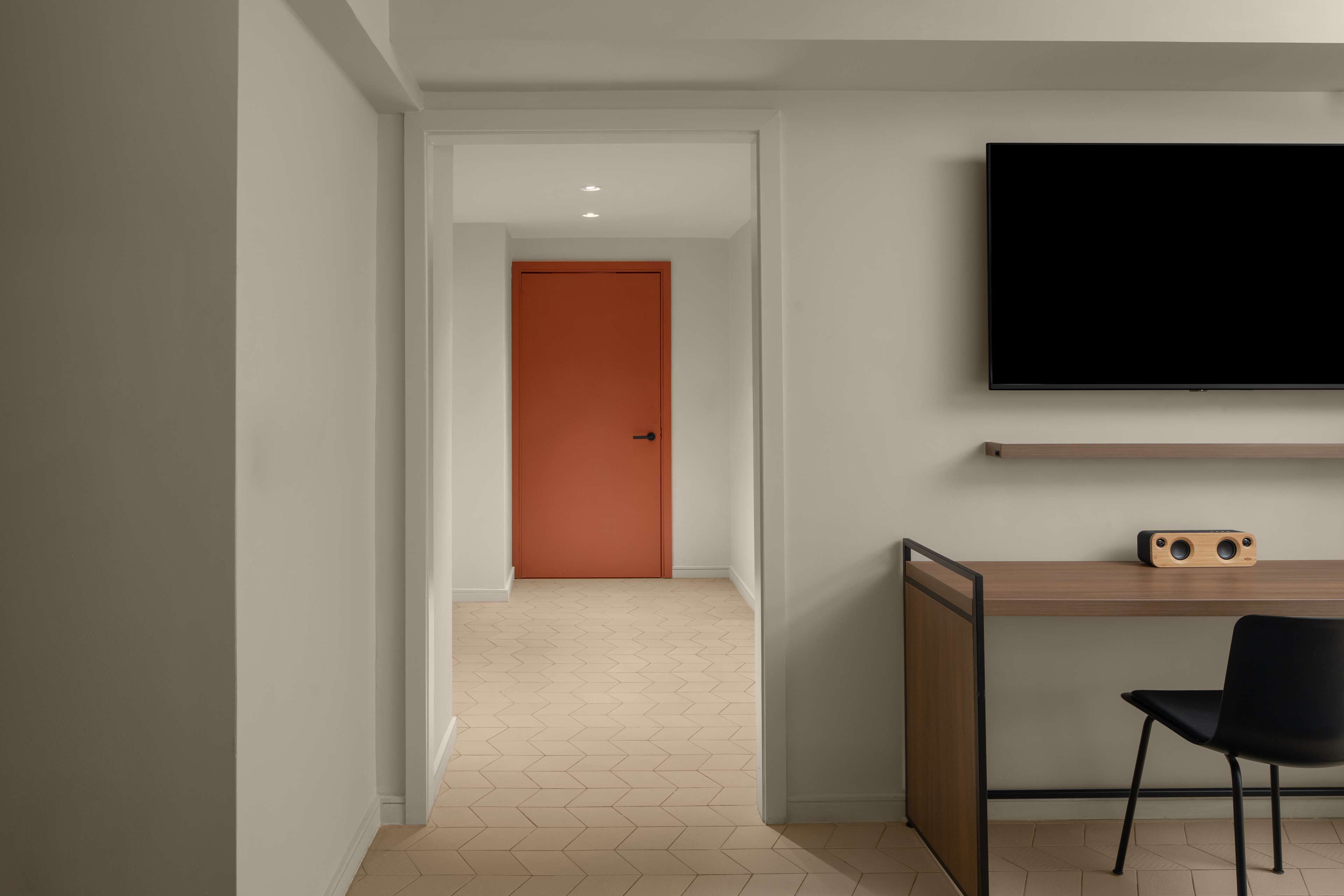 deluxe room, 1 king bed, accessible (roll-in shower) | 1 bedroom, in-room safe, desk, laptop workspace