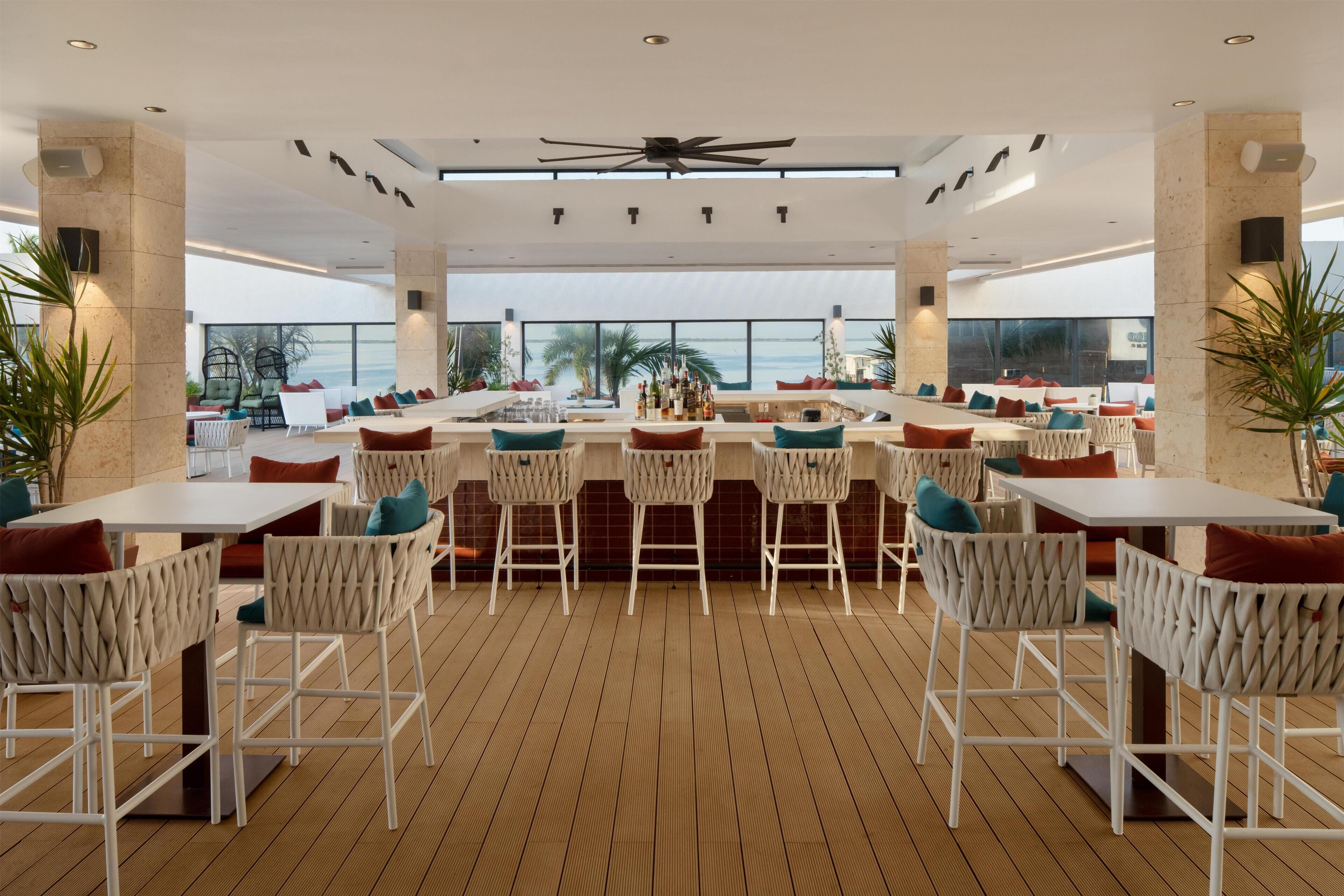 3 restaurants; breakfast, lunch, dinner, and brunch served
