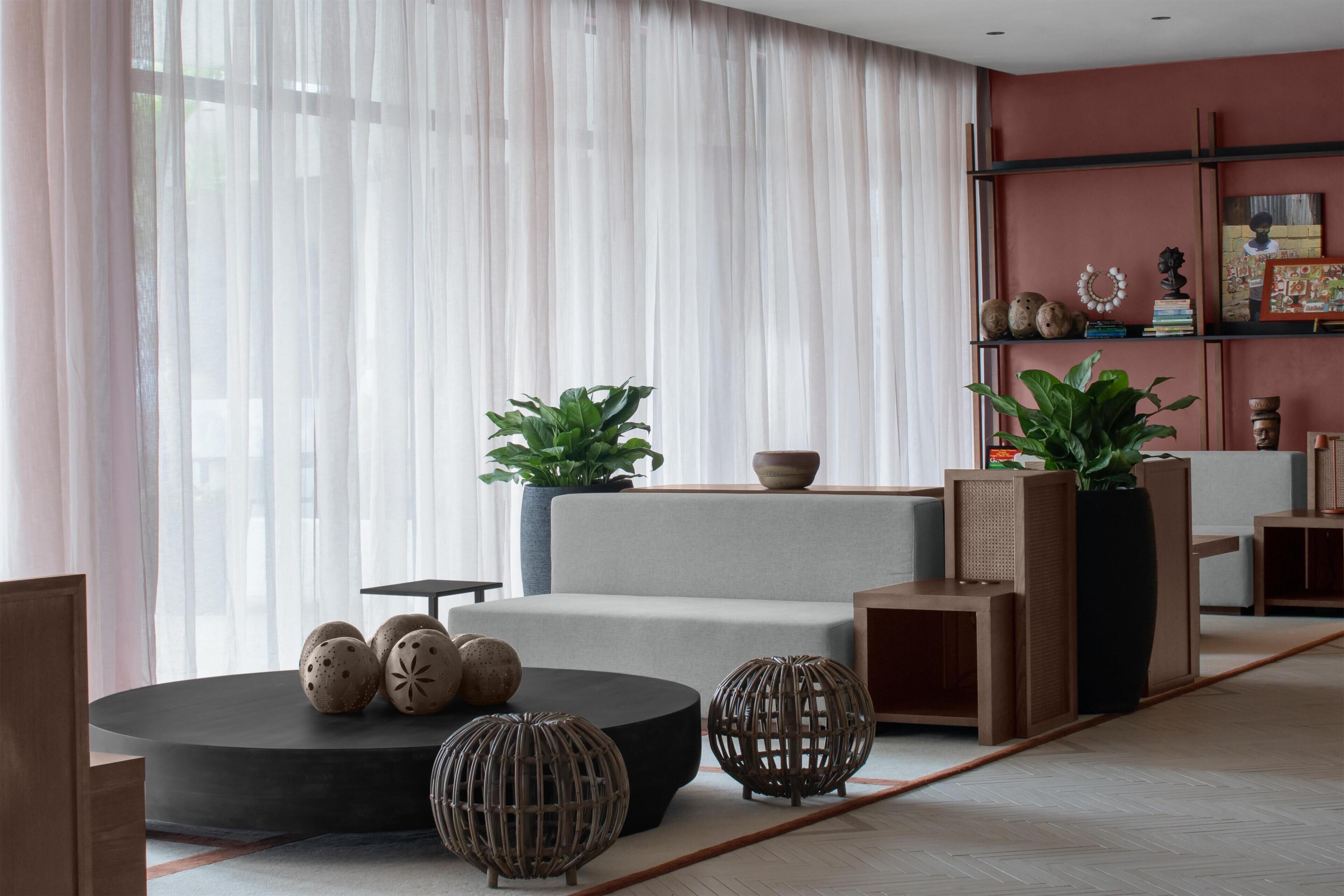 Una sala de estar moderna con sofá, una mesa redonda de centro y objetos decorativos.