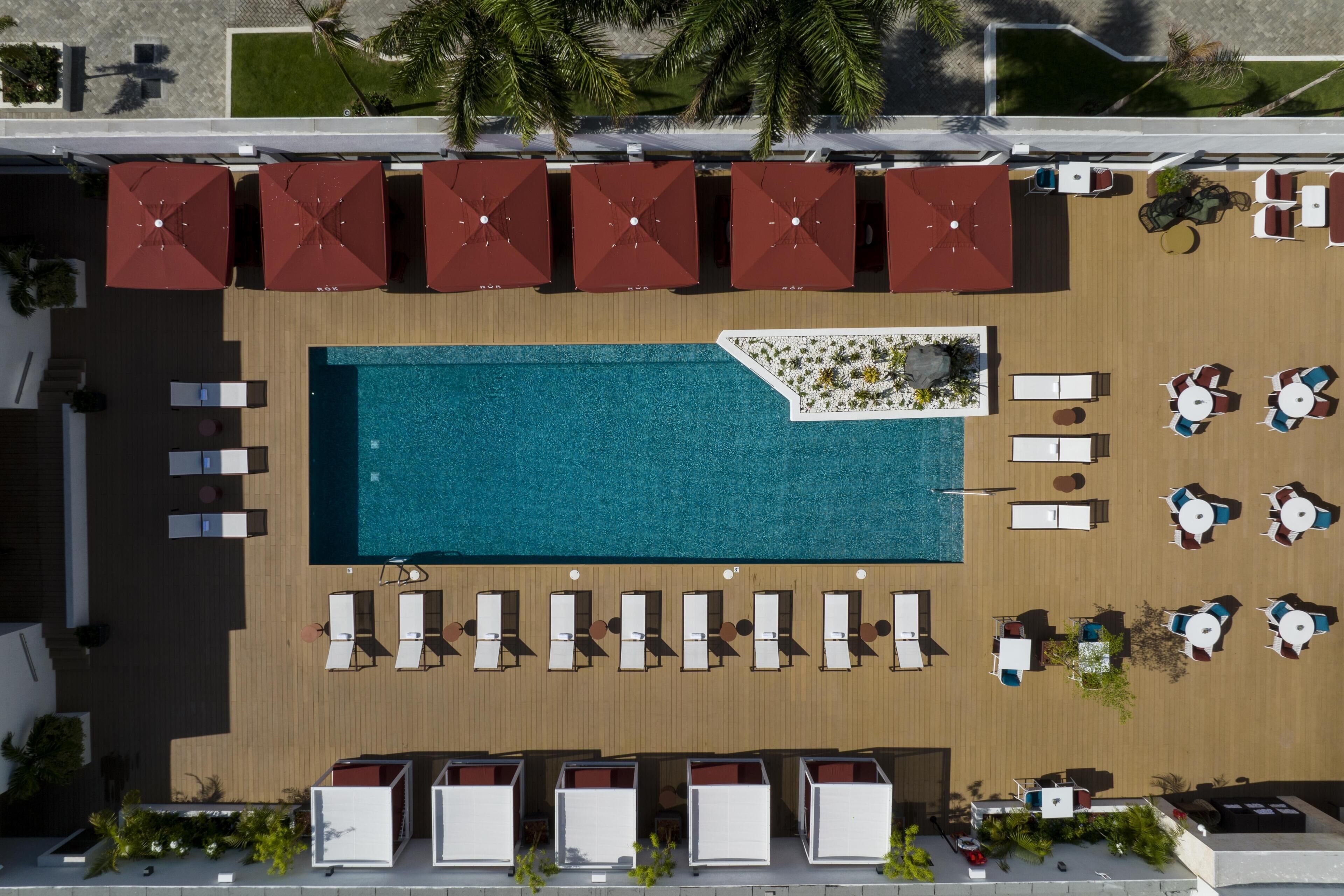 Piscine extérieure, tentes de plage, parasols de plage