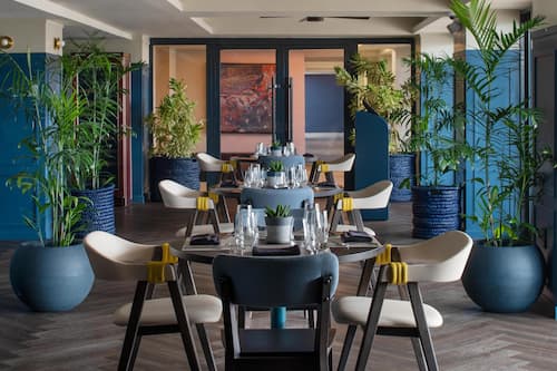 3 restaurants; ze serveren er ontbijt, lunch, diner en brunch