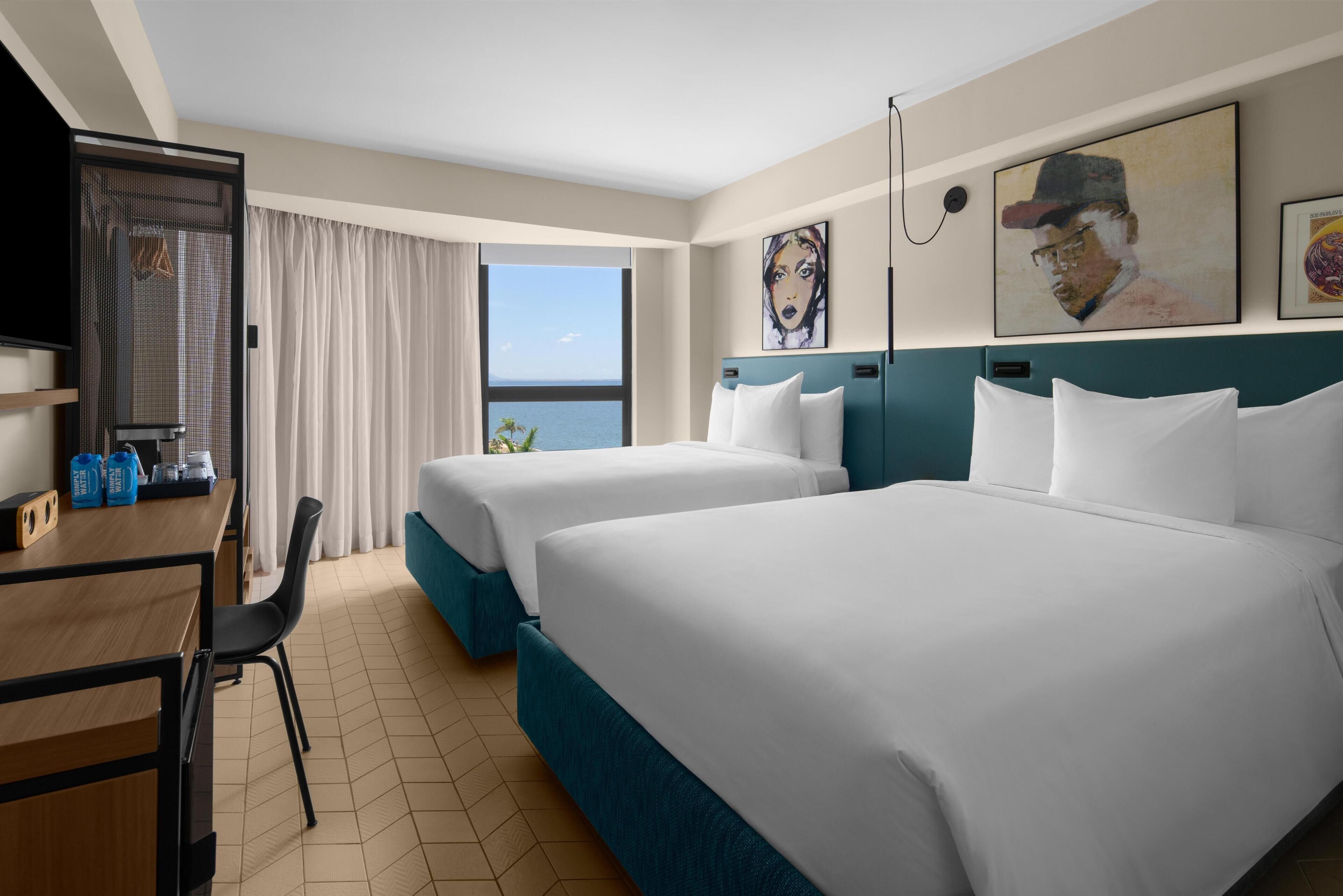 华丽客房, 2 张双人床 | 客房内保险箱、办公桌、笔记本电脑工作区、遮光窗帘