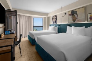 华丽客房, 2 张双人床 | 客房内保险箱、办公桌、笔记本电脑工作区、遮光窗帘