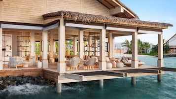 2 quầy bar/khu lounge, champagne bar