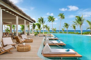 Outdoor pool, pool umbrellas, pool loungers - Hilton Maldives Amingiri Resort & Spa (Amingiri)