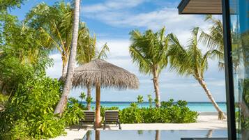 Villa, 1 slaapkamer, aan het strand (Pool) | Een minibar, een kluis op de kamer, een bureau, een laptopwerkplek
