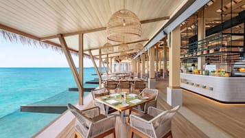 6 restaurantes, se sirven desayunos, comidas y cocina internacional