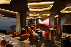 2 bares o lounges, bar de champaña 