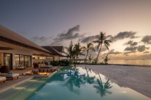 Outdoor pool, pool umbrellas, pool loungers - Hilton Maldives Amingiri Resort & Spa (Amingiri)