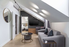 Twin Deluxe Apartment, 1 Bedroom (Attic Floor) | Wohnbereich | 55-Zoll-Flachbildfernseher mit Satellitenempfang, Fernseher