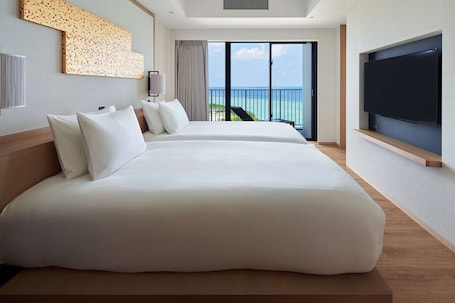 Hochwertige Bettwaren, Zimmersafe, individuell dekoriert. Hilton Club The Beach Resort Sesoko