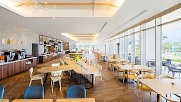 Petit déjeuner buffet (3600 JPY par personne)