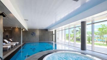 Piscine couverte, piscine extérieure (ouverte en saison)