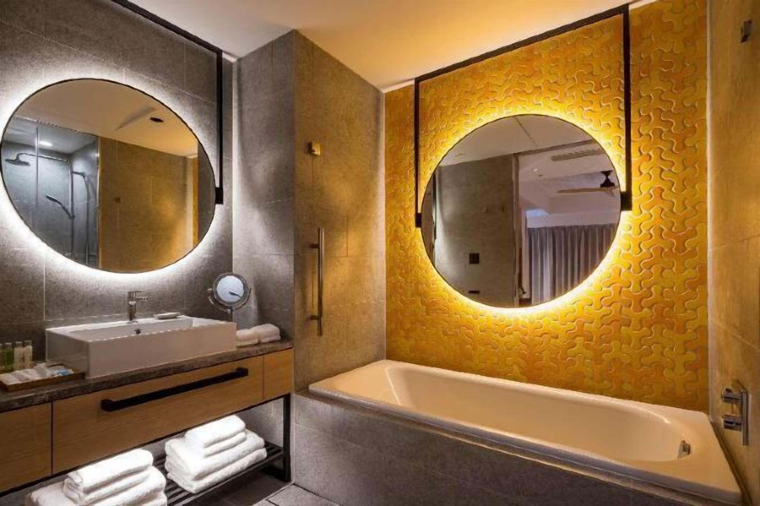 Salle de bain | Baignoire et douche séparées, articles de toilette gratuits