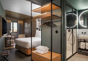 Room, 1 Queen Bed | Premium bedding, down duvets, minibar, in-room safe - Se Catedral Hotel Porto, Tapestry Collection By Hilton (Porto)