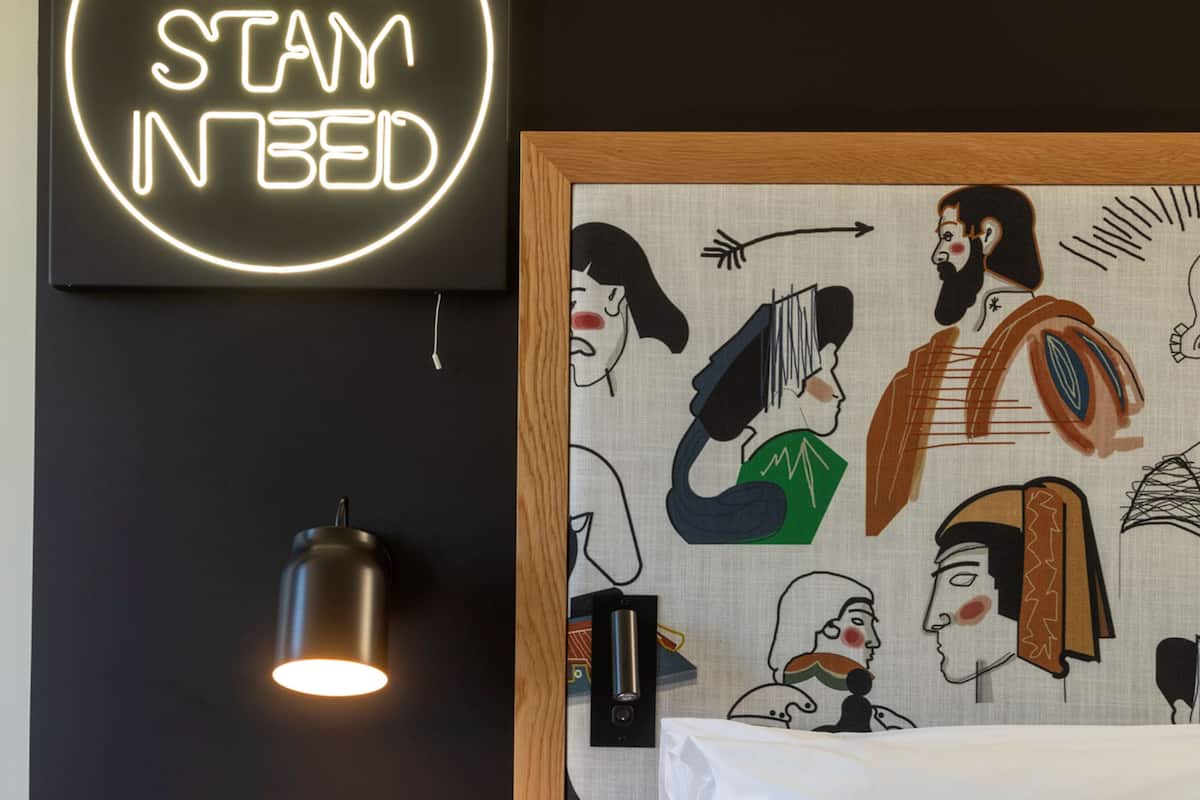 Sengetøy av topp kvalitet, dundyner, minibar og safe på rommet