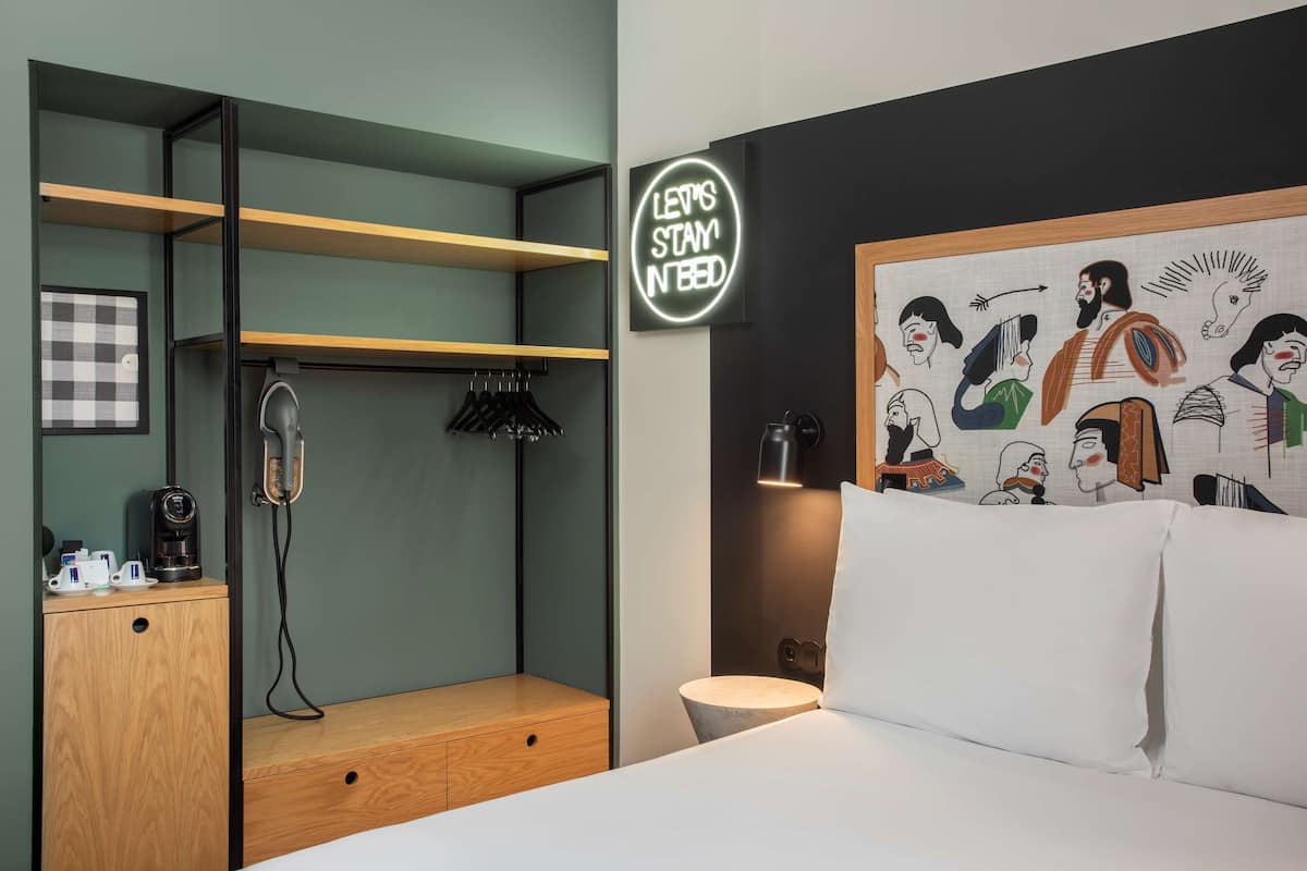 Sengetøy av topp kvalitet, dundyner, minibar og safe på rommet