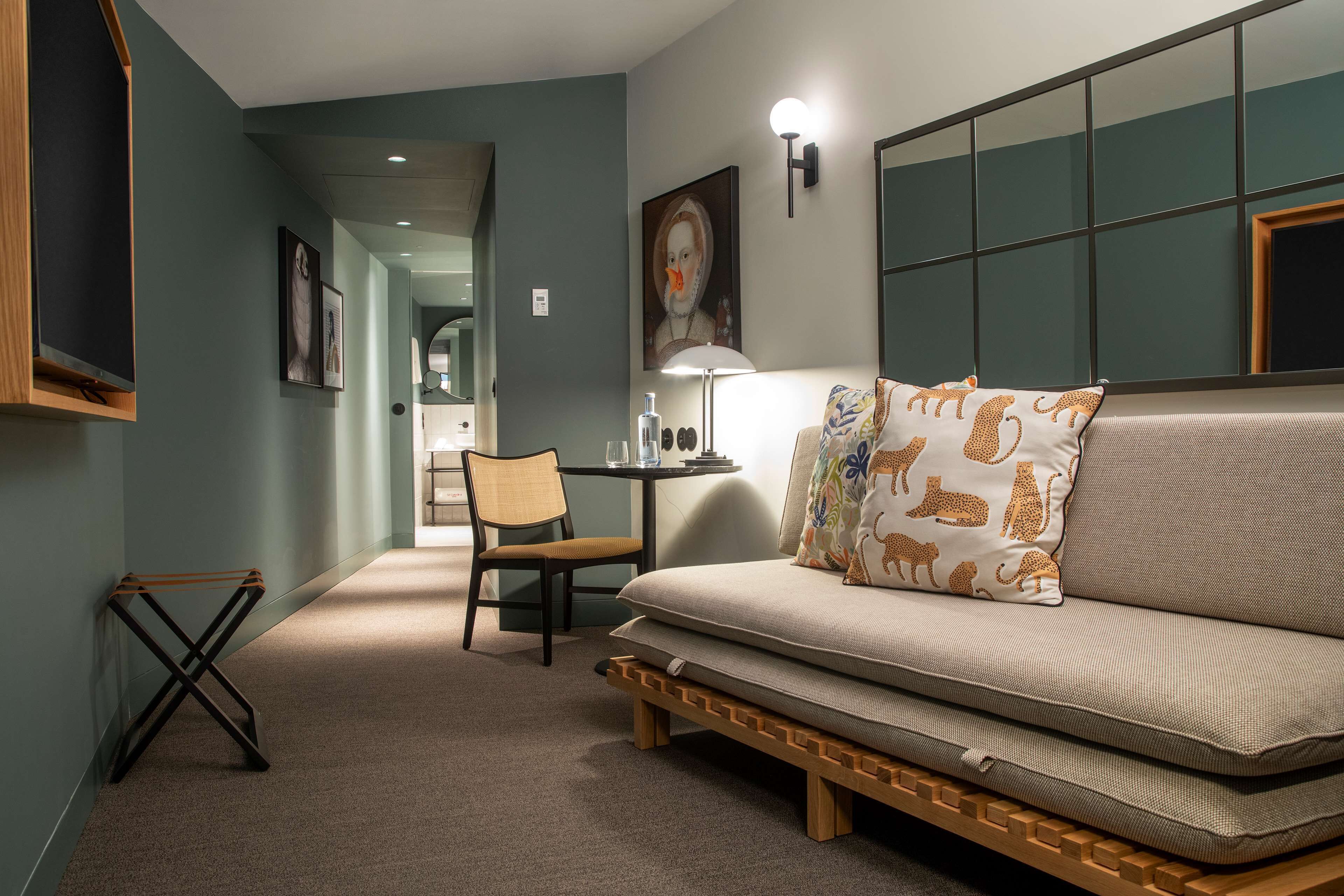 deluxe suite | living area | 55-inch smart tv with cable channels, tv