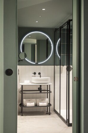 Douche, sèche-cheveux, chaussons, serviettes fournies