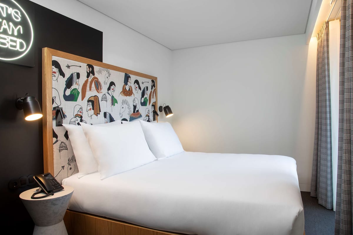 Suite – deluxe | Sengetøy av topp kvalitet, dundyner, minibar og safe på rommet