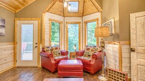 Living area - Cedar Charm #316 (Sevierville)