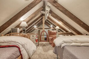 Maison, plusieurs lits (Creek Song #166) | 1 chambre, décoration personnalisée, ameublement personnalisé