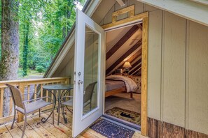 Outdoor dining - Creek Song #166 (Gatlinburg)