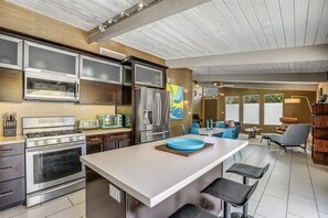 冷蔵庫、電子レン ジ、オーブン、コンロ