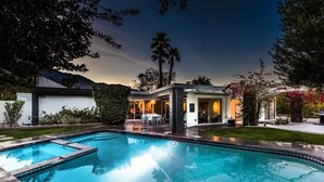 Una casa moderna con piscina, patio e interni luminosi.