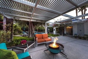 Terrace/patio - The Elrod - Exclusive Vacation Home with Pool & Spa (Palm Springs)