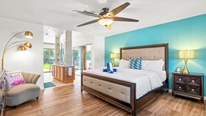 Un dormitorio moderno con una cama grande, un ventilador de techo y vistas al exterior.
