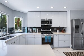 Réfrigérateur, four à micro-ondes, un four, surface de cuisson