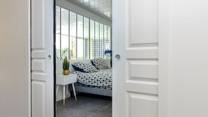A room with a bed, a small table, and a potted plant. - Le Loft Mauresque Downtown Heated Indoor Pool (Arcachon)