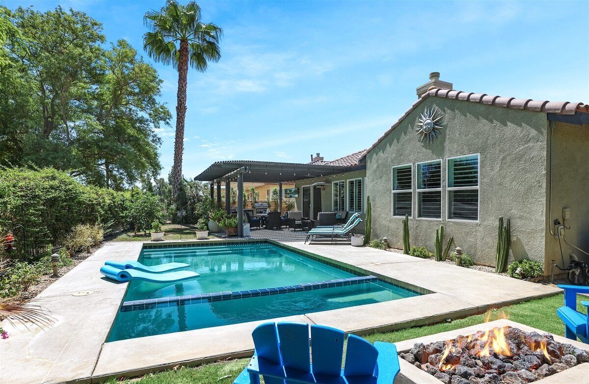 Una piscina al aire libre