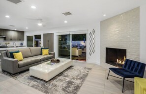 Smart TV, fireplace - Palm Springs Hot Spot - Luxury Desert Escape: Stunning Views & Resort-Style Amenities (Palm Springs)