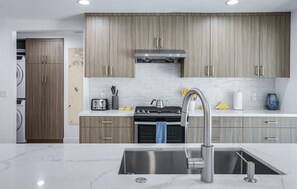 Fridge, microwave, oven, stovetop - Palm Springs Hot Spot - Luxury Desert Escape: Stunning Views & Resort-Style Amenities (Palm Springs)