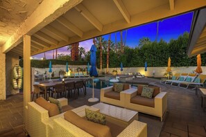 Outdoor dining - Palm Springs Hot Spot - Luxury Desert Escape: Stunning Views & Resort-Style Amenities (Palm Springs)