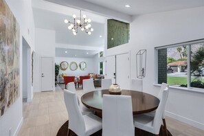 Dining - Palm Springs Hot Spot - Luxury Desert Escape: Stunning Views & Resort-Style Amenities (Palm Springs)