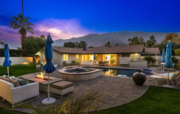 Outdoor pool - Palm Springs Hot Spot - Luxury Desert Escape: Stunning Views & Resort-Style Amenities (Palm Springs)