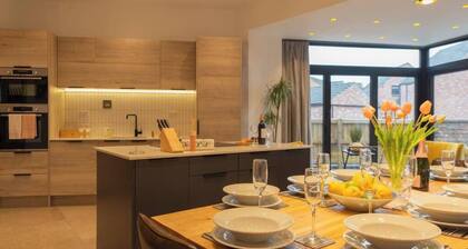 Escape 2 Unwind At The Parade, Accommodates 10