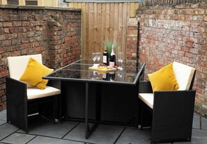 Outdoor dining - Escape 2 Unwind At The Parade, Accommodates 10 (York)