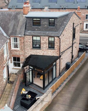 Exterior - Escape 2 Unwind At The Parade, Accommodates 10 (York)