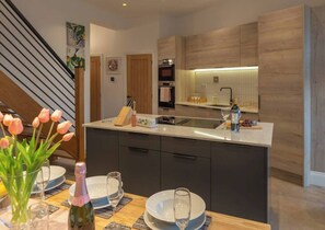 Fridge, microwave, oven, stovetop - Escape 2 Unwind At The Parade, Accommodates 10 (York)