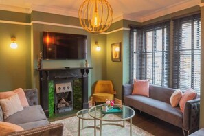Smart TV, video games, offices - Escape 2 Unwind At The Parade, Accommodates 10 (York)