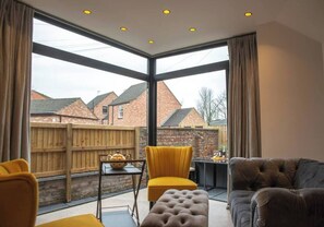 Smart TV, video games, offices - Escape 2 Unwind At The Parade, Accommodates 10 (York)