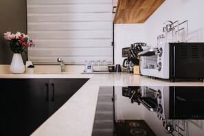 Réfrigérateur, four à micro-ondes, un four, surface de cuisson