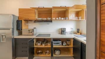 Een koelkast, een microgolfoven, een oven, een kookplaat