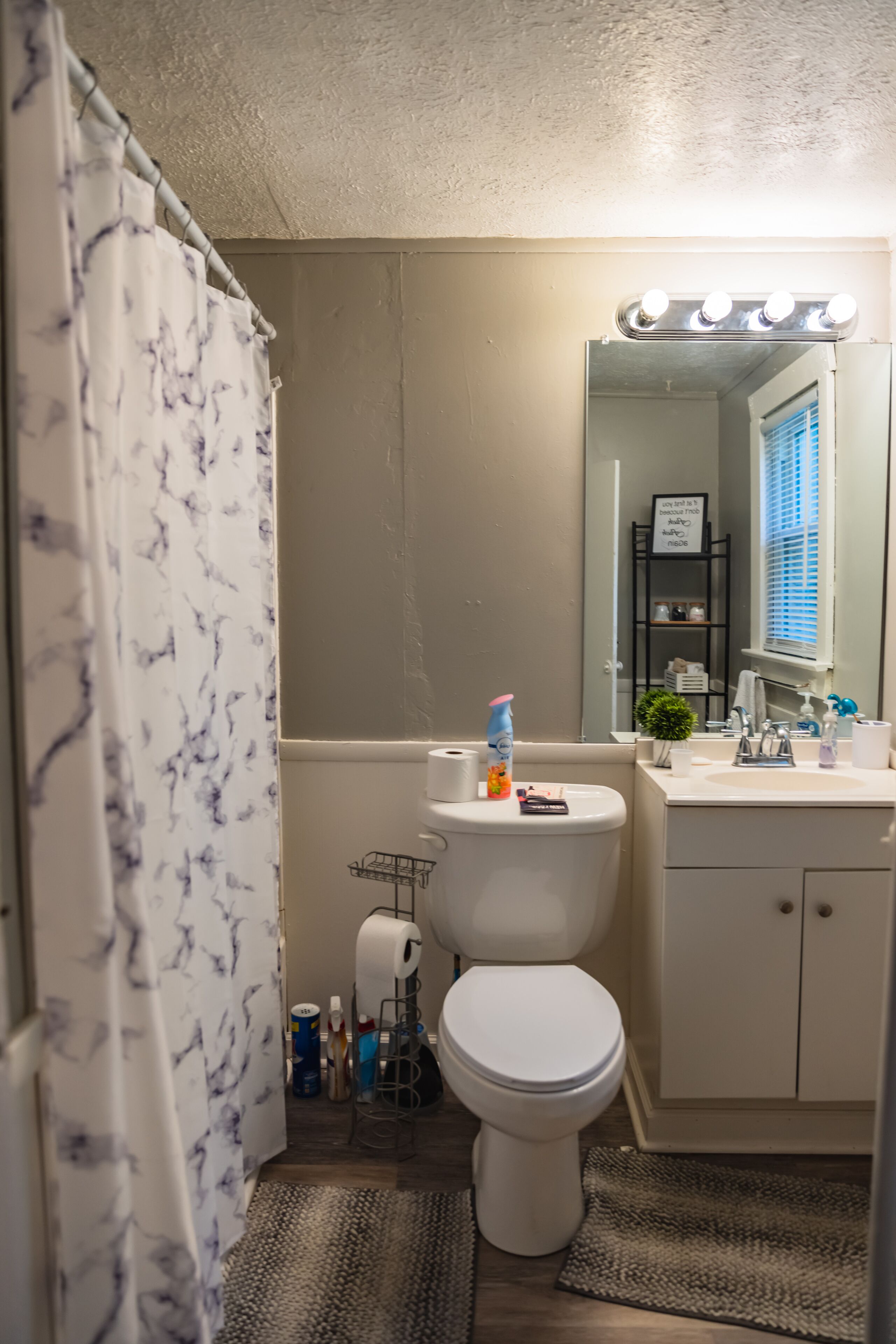 Ducha y bañera combinadas, secador de pelo, toallas y jabón